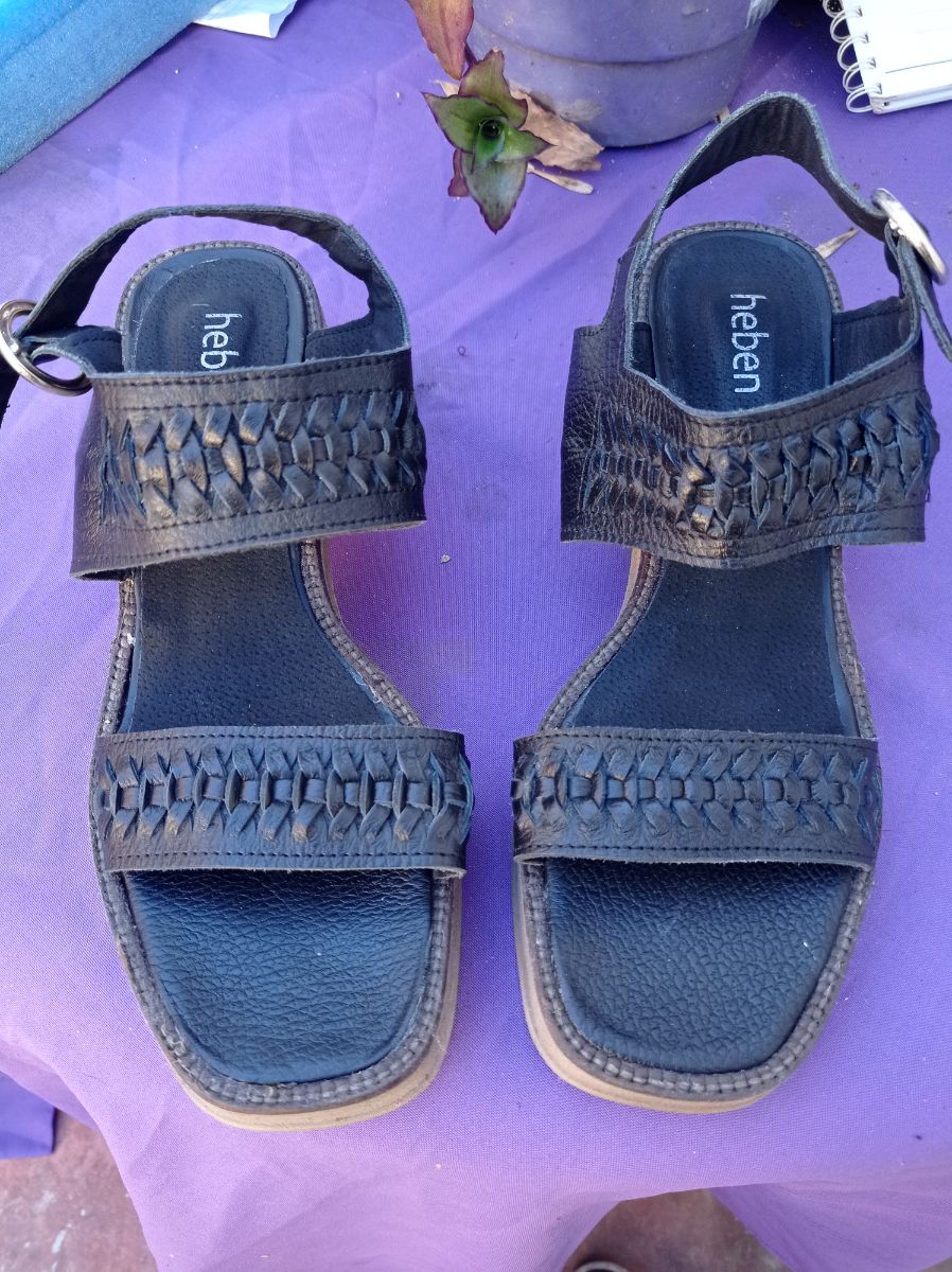 Sandalias de cuero color negraS