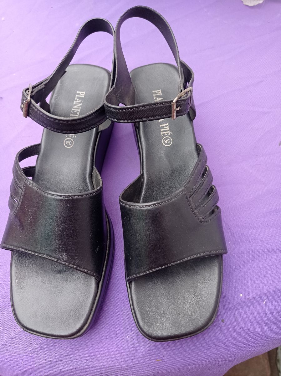 Sandalias de cuero color negro